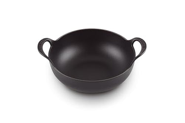 Le Creuset Balti Dish aus Gusseisen, 24 cm, 2,7 Liter, Schwarz matt, 20142240000460 im Sale